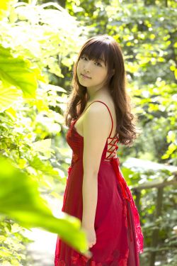 什么都没有穿的美女 封面